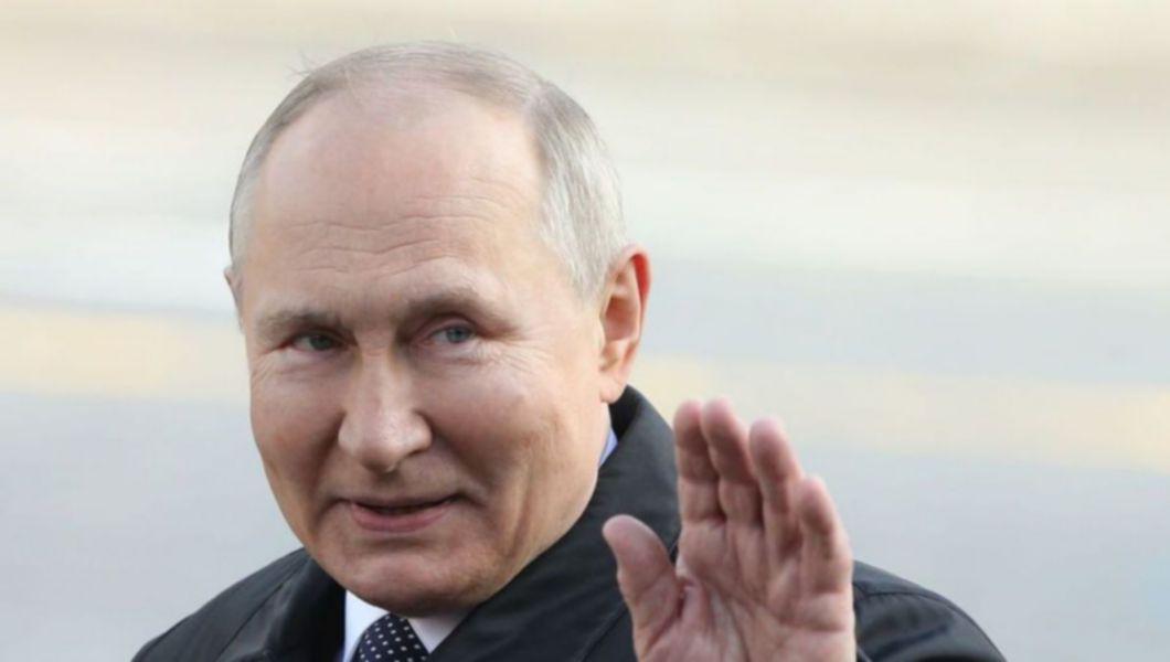 Vladimir Putin saluta