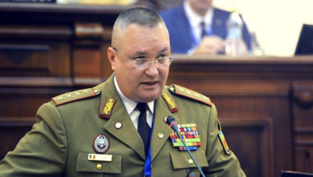 Nicolae Ciuca imbracat in haine de militar in parlament vorbind despre pretul la combustibil