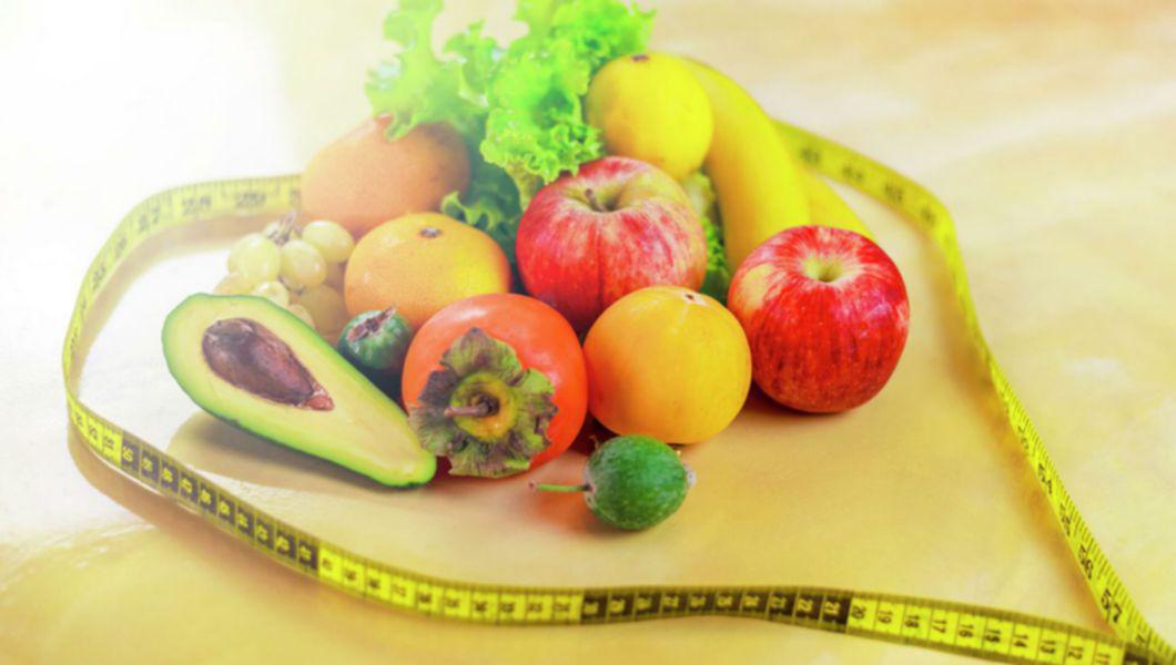 mai multe fructe si legume pe o masa inconjurate de un metru