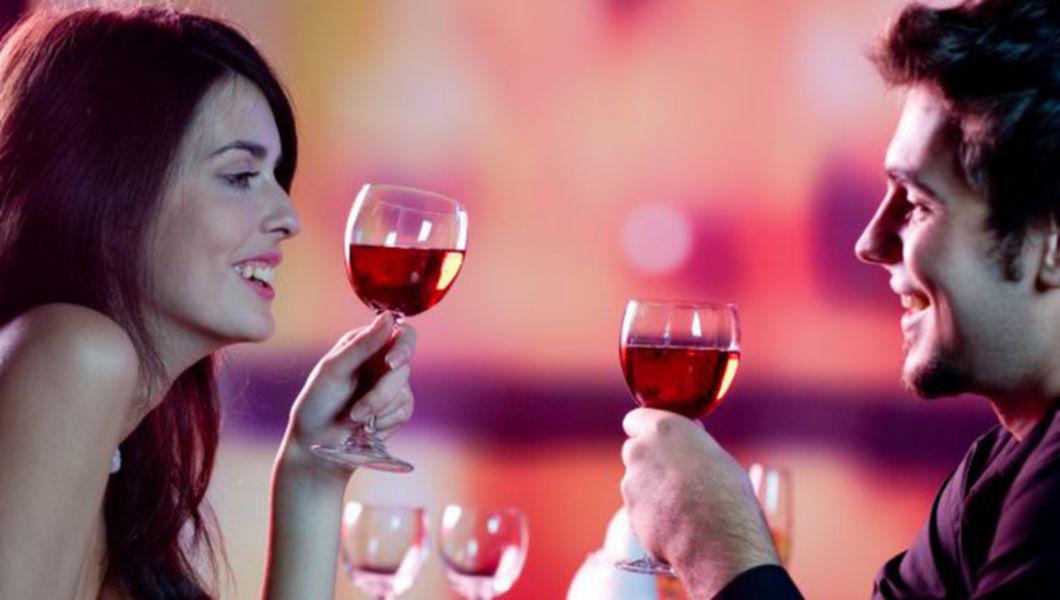 o femeie și un bărbat care beau un pahar de vin
