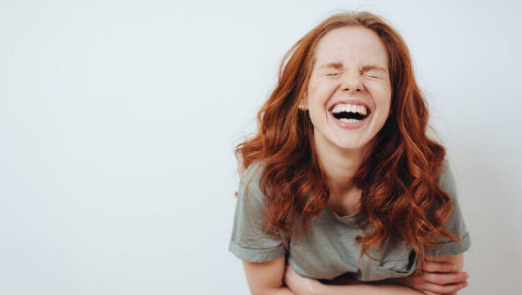 o femeie roșcată care râde