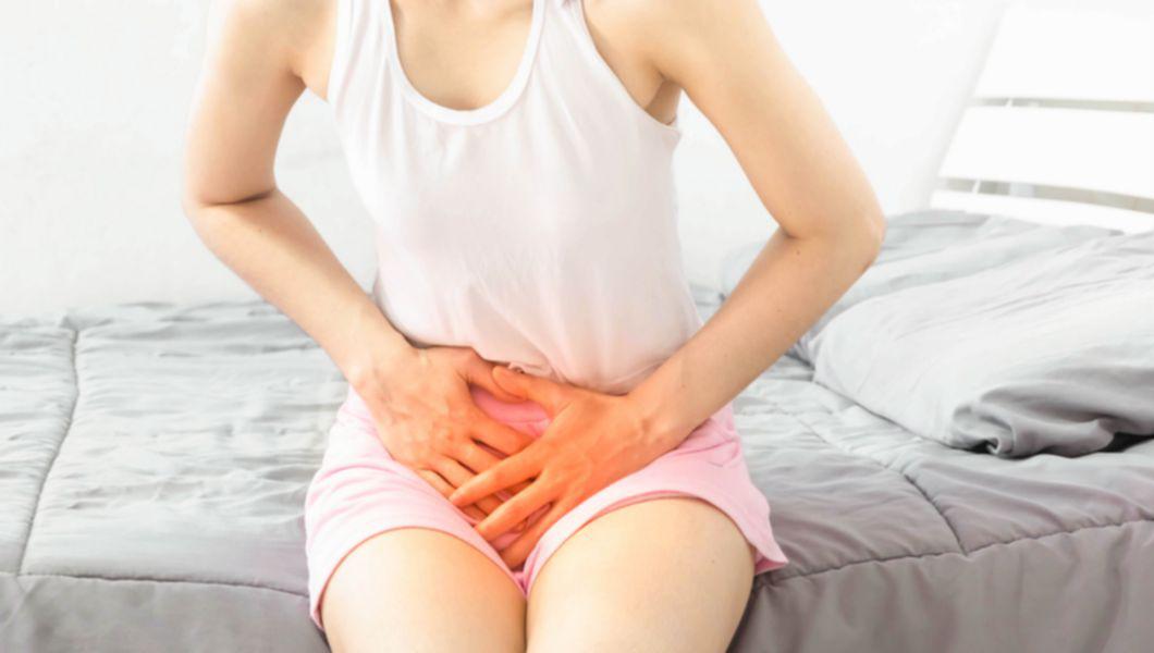 grafica femeie care se tine de josul abdomenului din cauza durerii