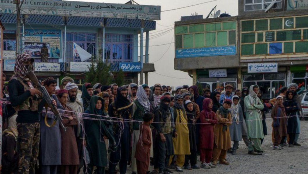 oameni care asteapta la donare de sange dupa ce talibanii din afganistan au facut apel pentru ajutor din cauza cutremurului
