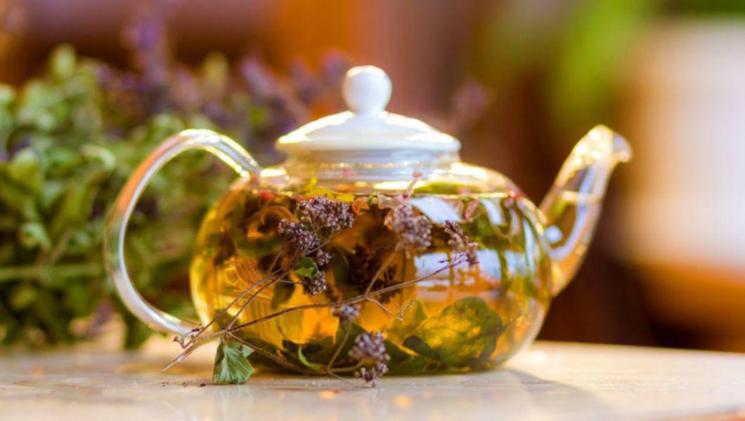 un ceainic cu ceai din plante medicinale