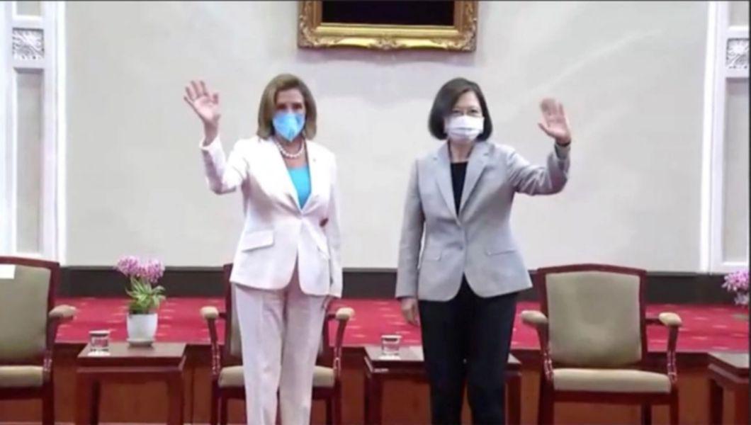 Nancy Pelosi si presedintele din Taiwan fac cu mana