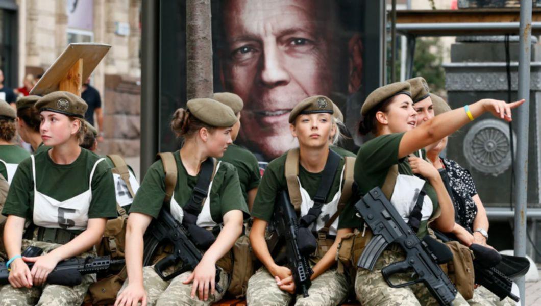 femei inrolate in armata