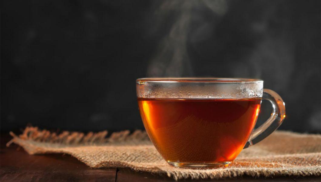 o ceașcă transparentă de ceai cu scorțișoară
