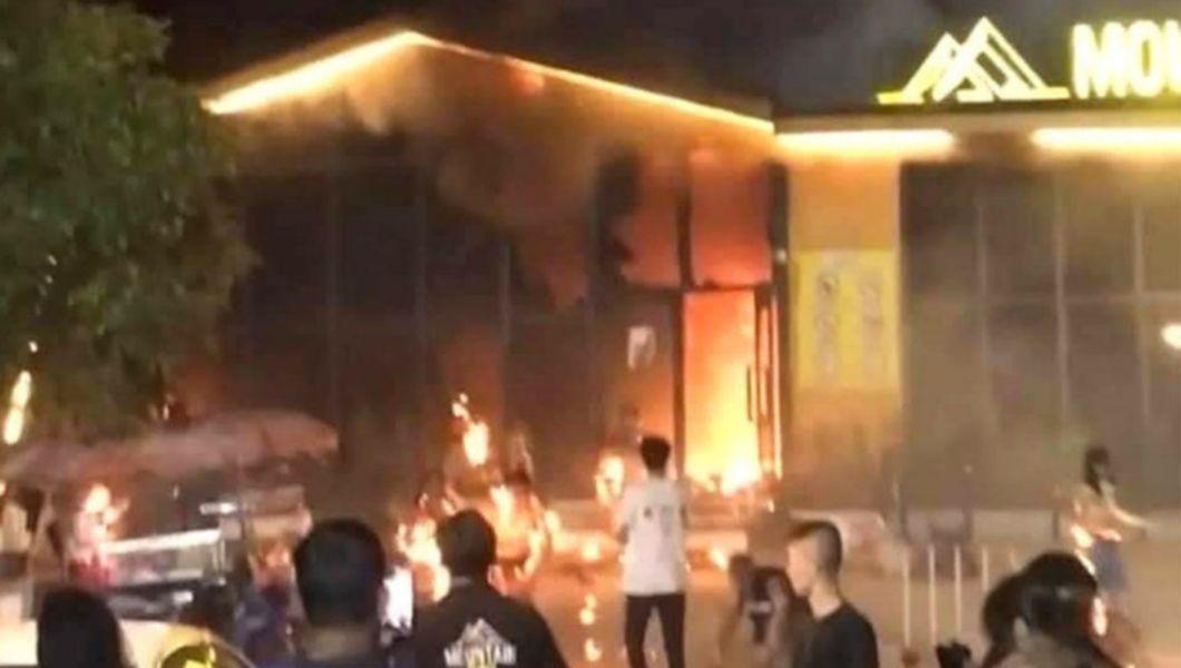 imagine cu un incendiu izbucnit la un club in Thailanda