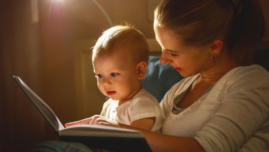 o mama care îi citește povești copilului