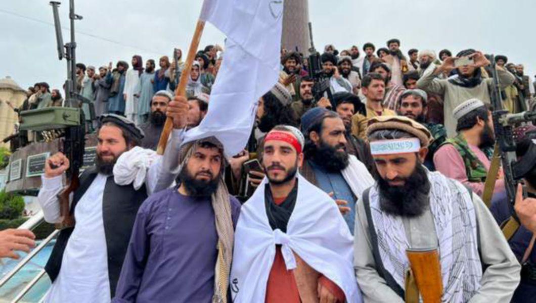talibani din Afganistan stransi in piata
