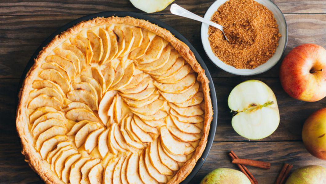 o tava de tarta cu mere simplă scoasă din cuptor