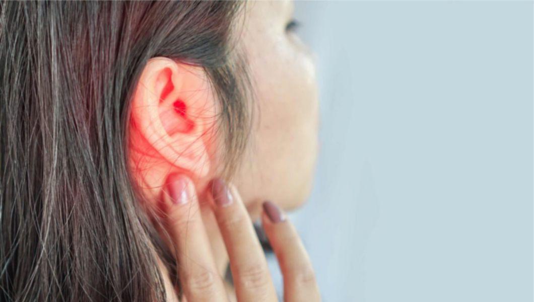 grafica femeie care sufera de dureri de ureche