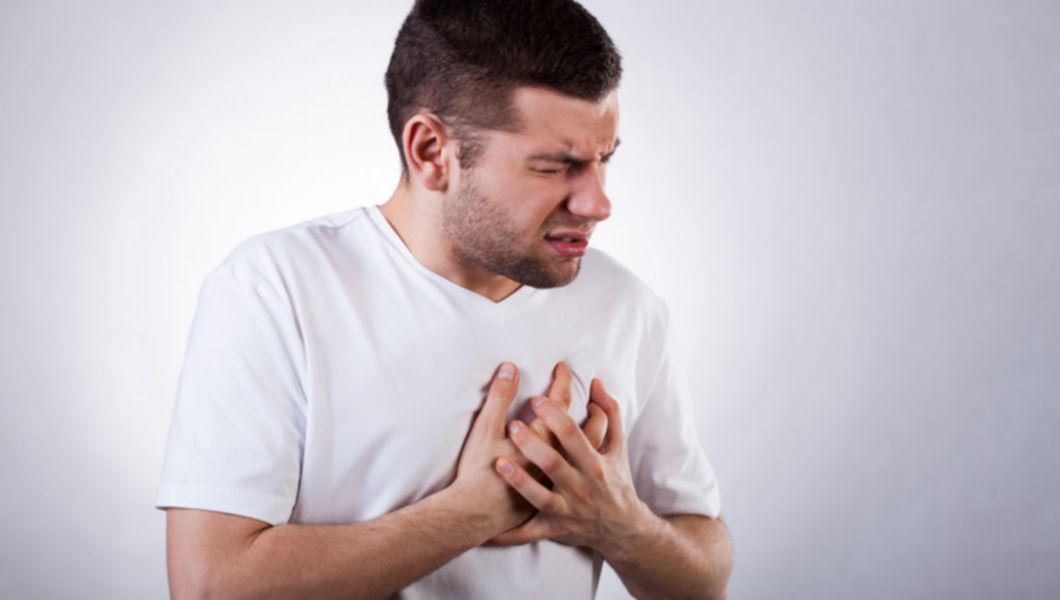 barbat care se tine de inima din cauza disectiei de aorta