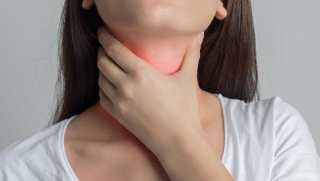 o femeie care suferă de usturime în gât