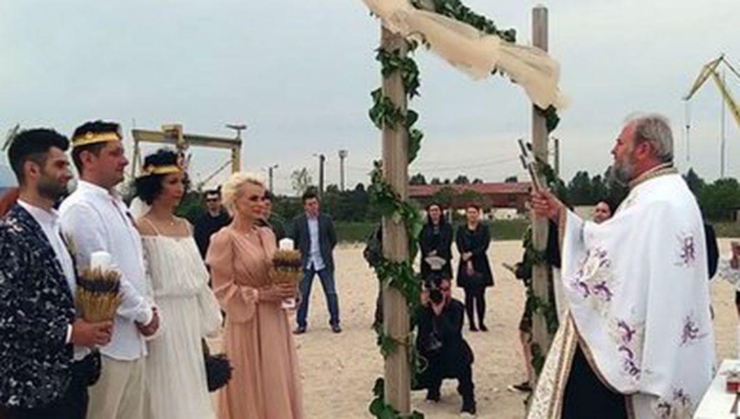Octavian Strunila Si Oana Botez Cununati De Un Preot Exclus Din Bor Nunta Oficiata Pe Plaja Din 2 Mai Nerecunoscuta De Nicio Biserica Ortodoxa Buna Ziua Iasi Bzi Ro
