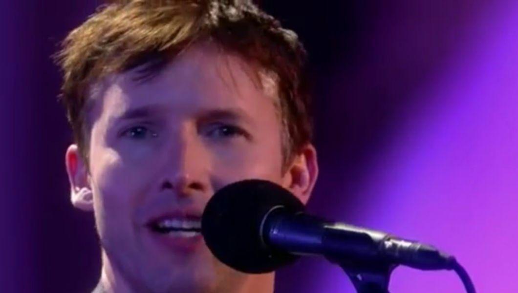 James Blunt S A Enervat La Cerbul De Aur Artistul Britanic A Rabufnit De Fata Cu Toata Lumea Bzi Ro