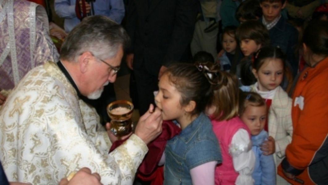 Cand Si Cum Se Da Sfanta Impartasanie Copiilor Mici Bzi Ro