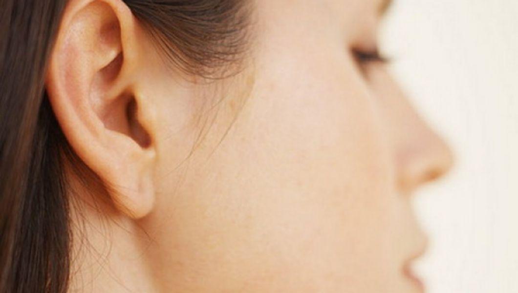 cum să eliminați ridurile de lângă urechi