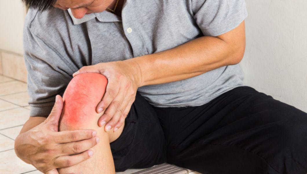 crăpând articulațiile la genunchi atunci când se extinde la mers  durerea apare în articulația șoldului