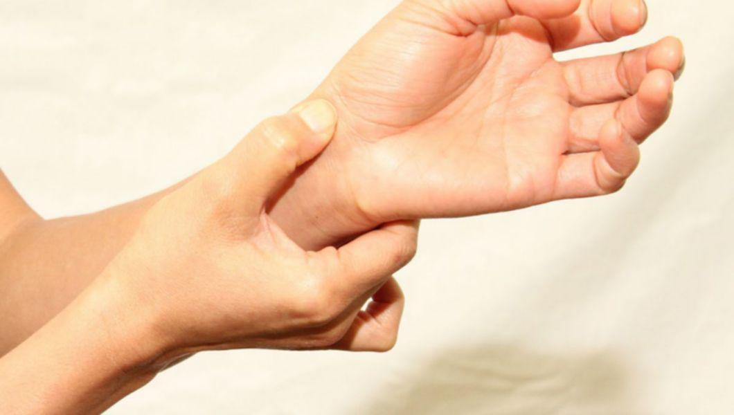 dureri la încheietura mâinii la îndoire stadiul inițial al durerii articulare