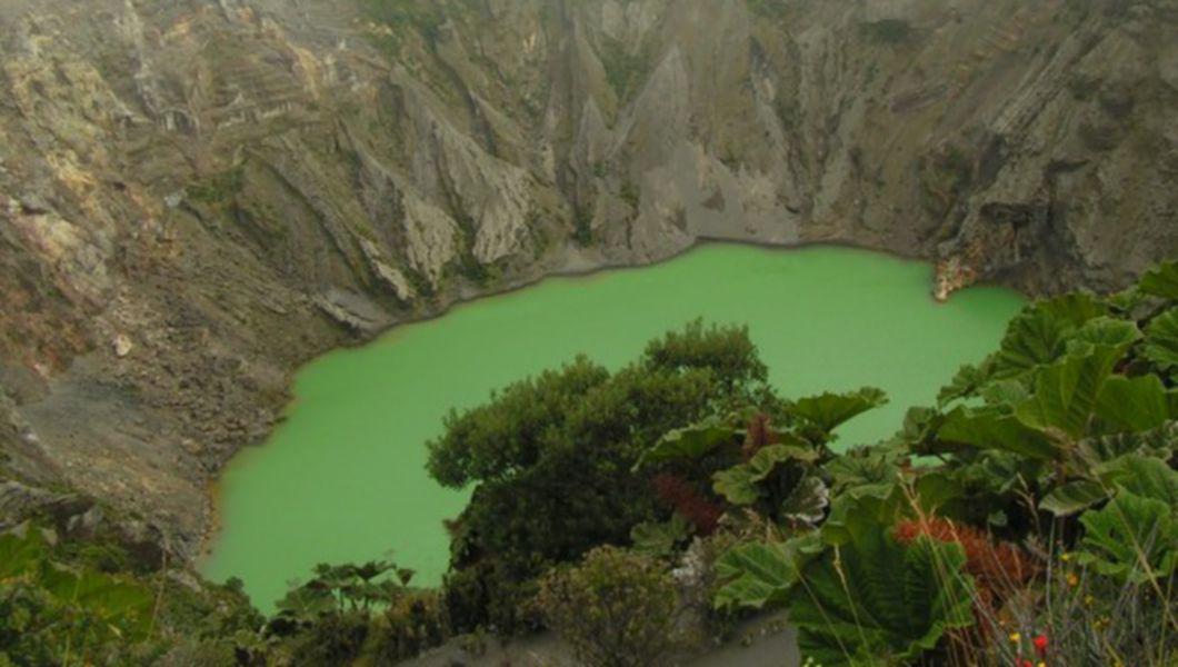 Lacuri Impresionante Formate In Cratere Vulcanice Foto Buna Ziua Iasi Bzi Ro