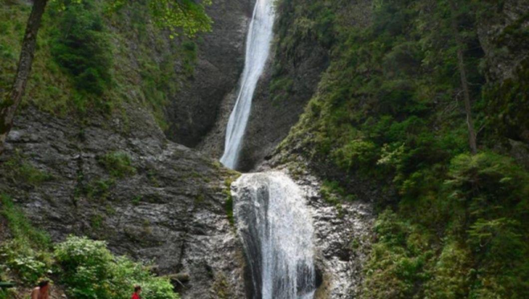 Traseu Montan Ceahlau Statiunea Durau 780 M Poiana Viezuri Vesuri Cascada Duruitoarea 1250 M Poiana Scaiusului Polita Cu Arinis 1555 M Curmatura Piciorul Schiop 1765 M Cabana Dochia Buna Ziua Iasi Bzi Ro