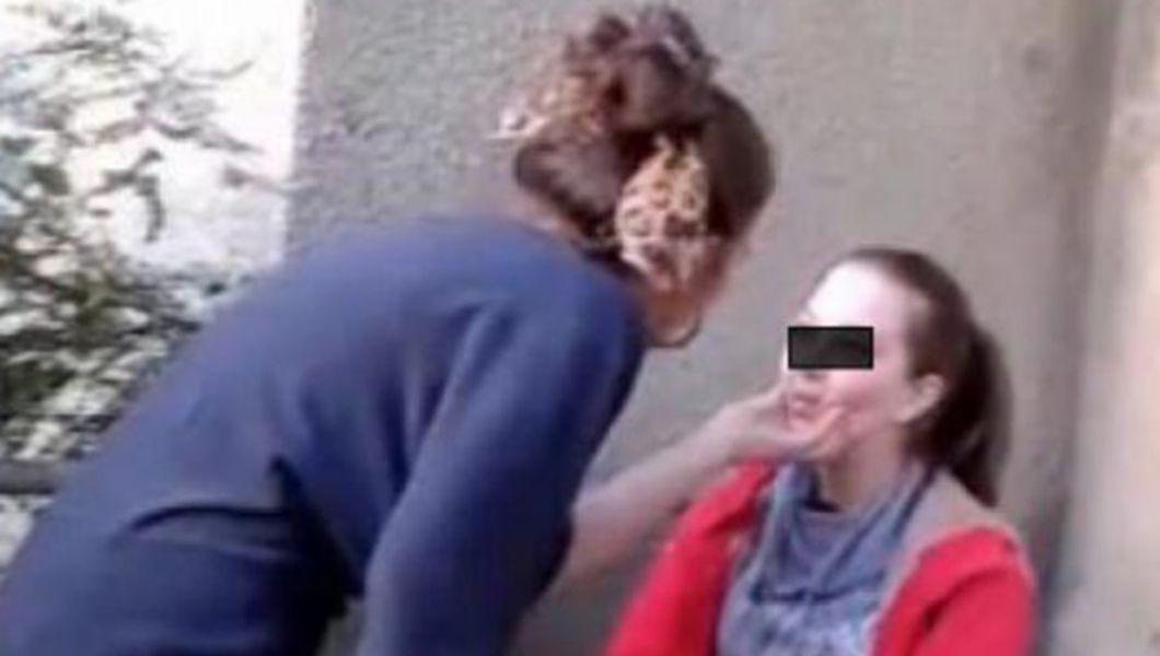 Amantlanc De A Rasu Plansu In Bacau O Sateanca Din Dofteana A Aflat Ca Sotul Ei A Calcat Stramb Cu O Vecina Din Sat Nevasta Inseata Nu A Stat Mult Pe Ganduri Si Si A