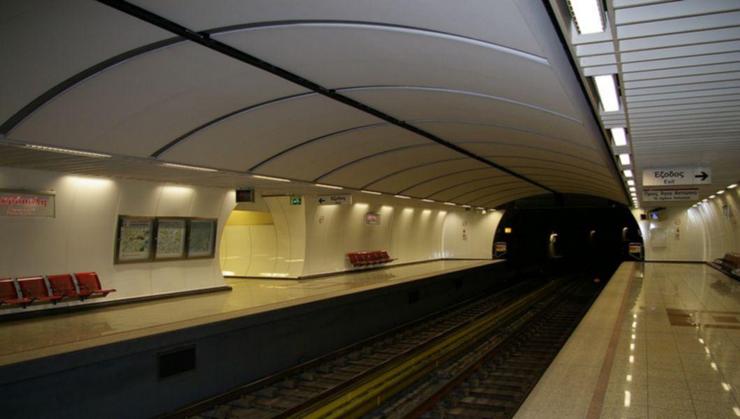 stație de metrou luminată