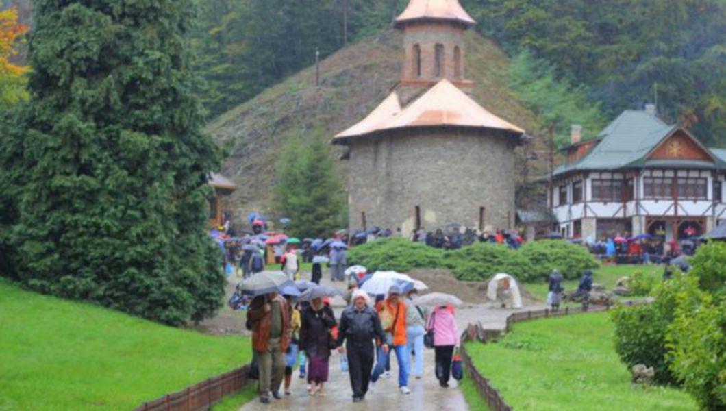 Ce Se Intampla La Manastirea Prislop Dupa Lasarea Serii Fenomenul Se Amplifica Odata Cu Apropierea Sarbatorilor De Pasti Bzi Ro