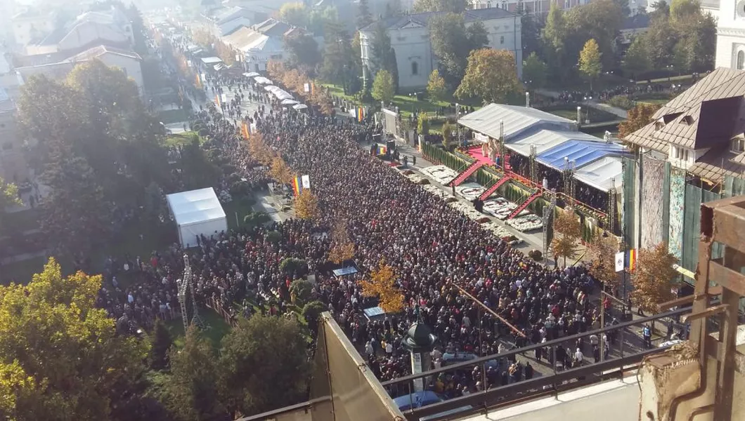 Pelerinaj La Iasi Mii De Credinciosi Participa La Sluba De La