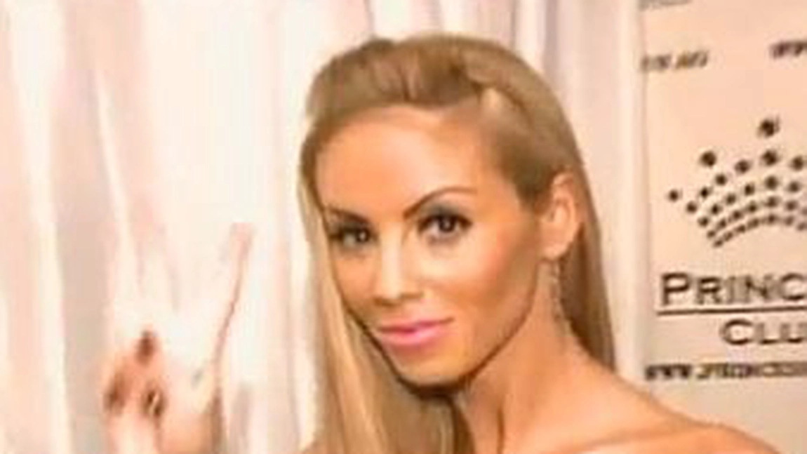 Blonda din jacuzzi-ul lui Irinel Columbeanu - show erotic in sectia de Politie - VIDEO

