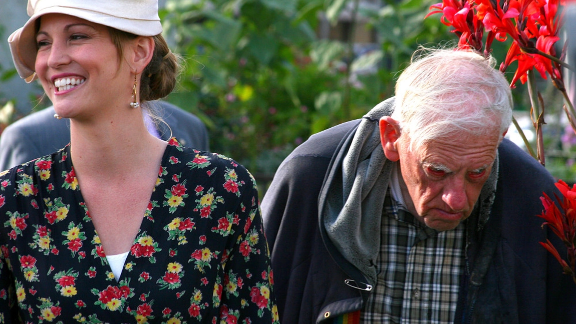 Avea 24 de ani cand s-a casatorit din dragoste cu batranul asta putred de bogat. Abia dupa 3 ani a descoperit cine era de fapt sotul ei