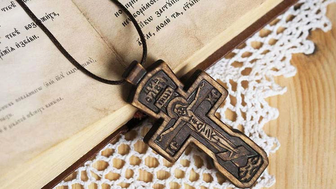 Credinciosul este purtat de crucea pe care o tine la gat. Aceasta cruciulita este cea mai mare avere a lui pe pamant! sa nu o dai jos