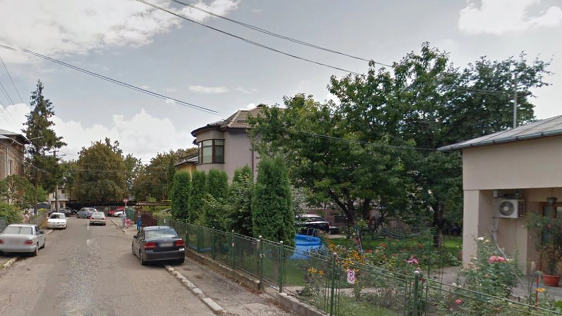 EXCLUSIV! CIMITIR ASCUNS, descoperit intr-o zona unde traiesc MILIONARI in EURO ai Iasului. ACESTE IMAGINI nu au fost PUBLICATE niciodata - GALERIE FOTO 
