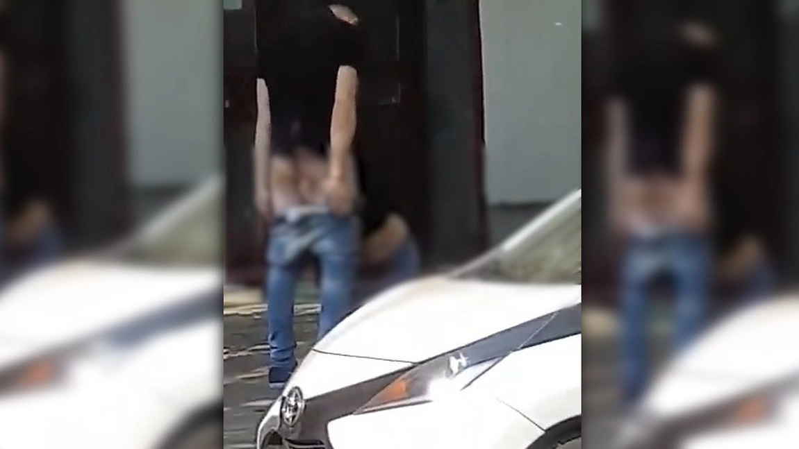 EXCLUSIV! Video INTERZIS minorilor! Scene fierbinti, inregistrate pe un trotuar din Iasi! Doi tineri isi fac de cap in vazul tuturor - FOTO/VIDEO