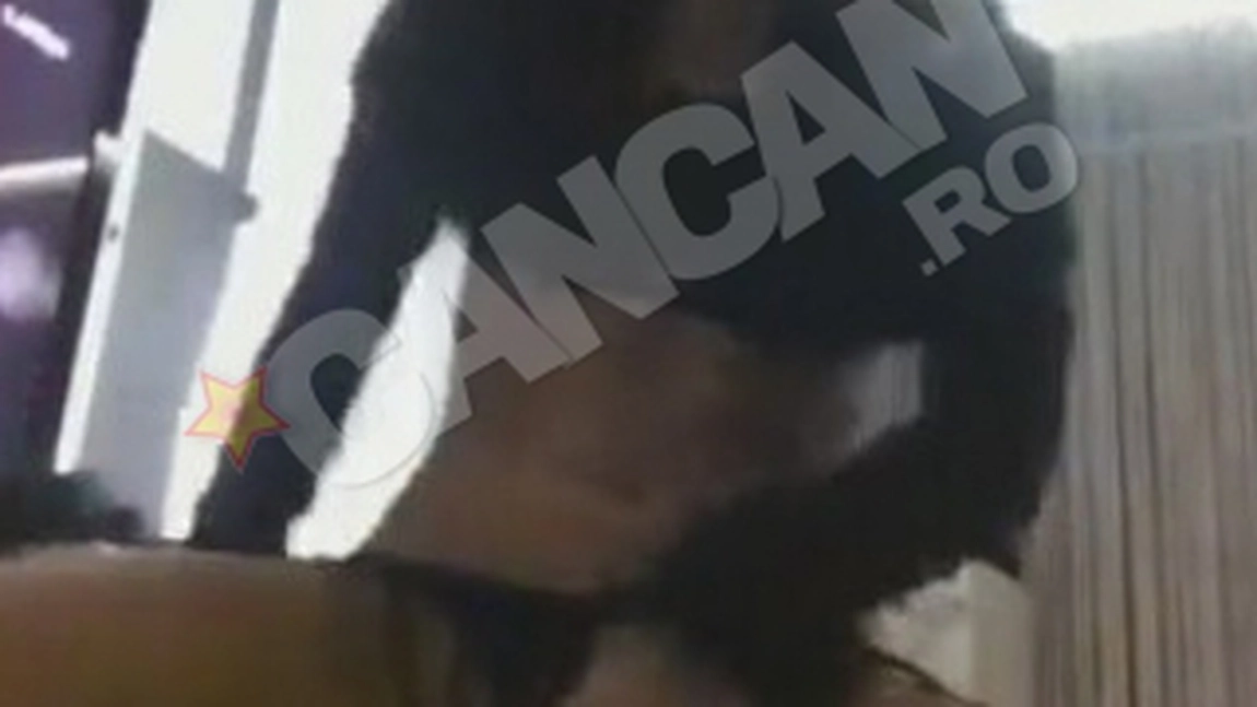 Oana Zavoranu - show erotic in fata camerei - VIDEO
