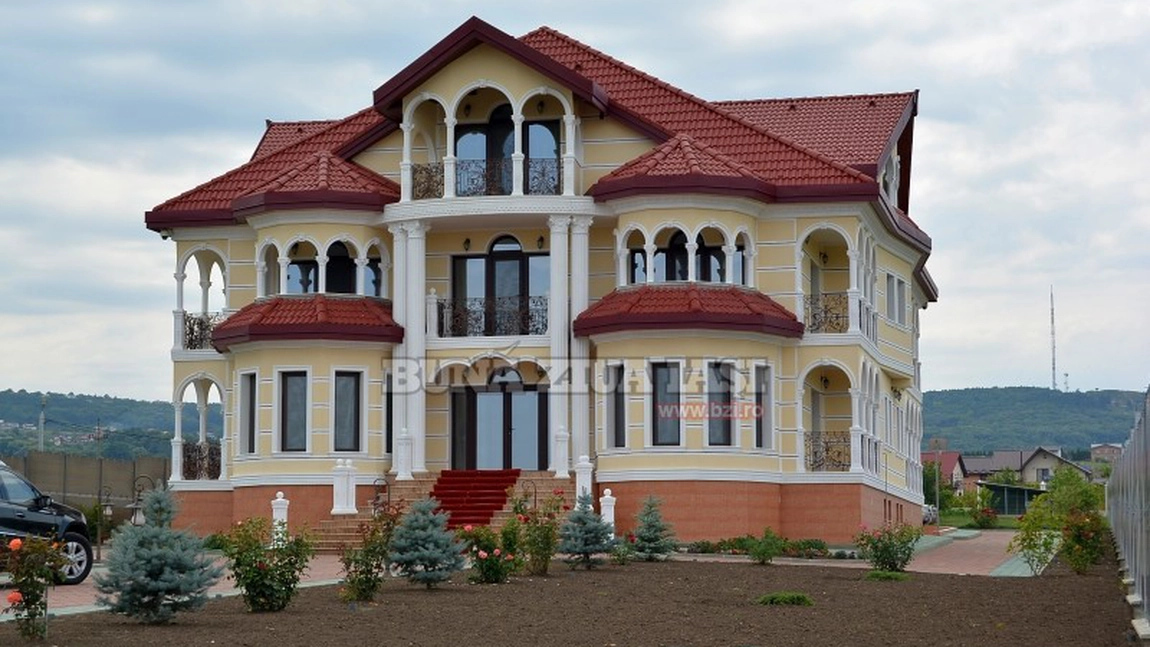 Imagini fabuloase! Un afacerist cunoscut detine doua palate chiar in Iasi - FOTO