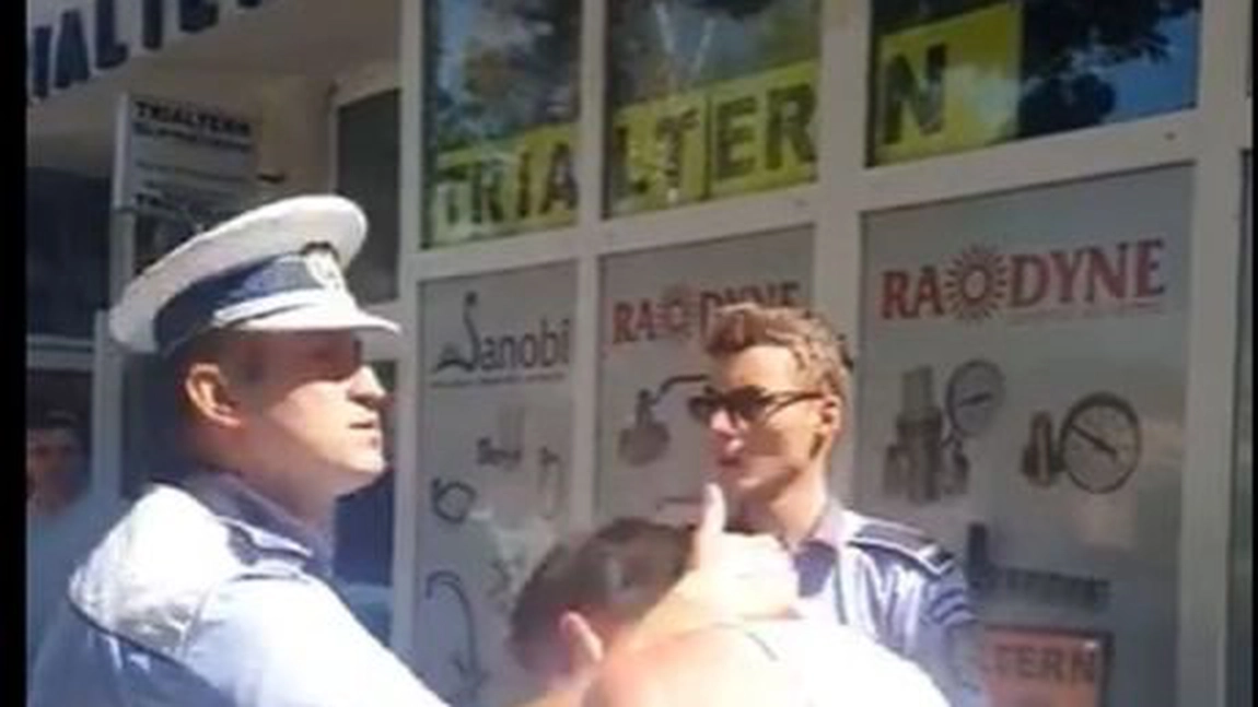 Scandal imens la Harlau! Un barbat ameninta doi politisti: Va dau somn la amandoi - VIDEO