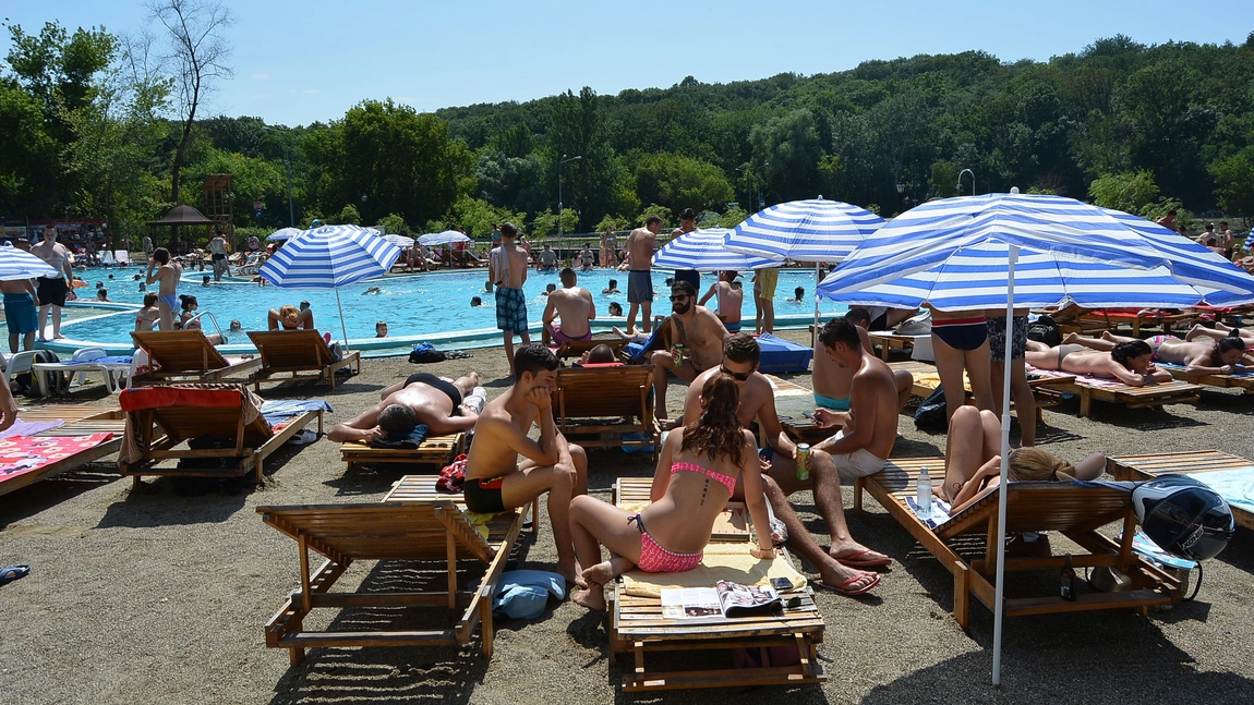 Specialiştii americani, despre COVID-19: Nu se răspândeşte prin apă! Avertisment lor despre statul la plajă și piscină