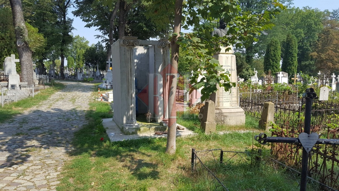Cel mai ciudat cavou! A fost cunoscut de toti romanii, dar uitat dupa moarte! Zilnic se fac glume legate de acest mormant din Iasi - FOTO