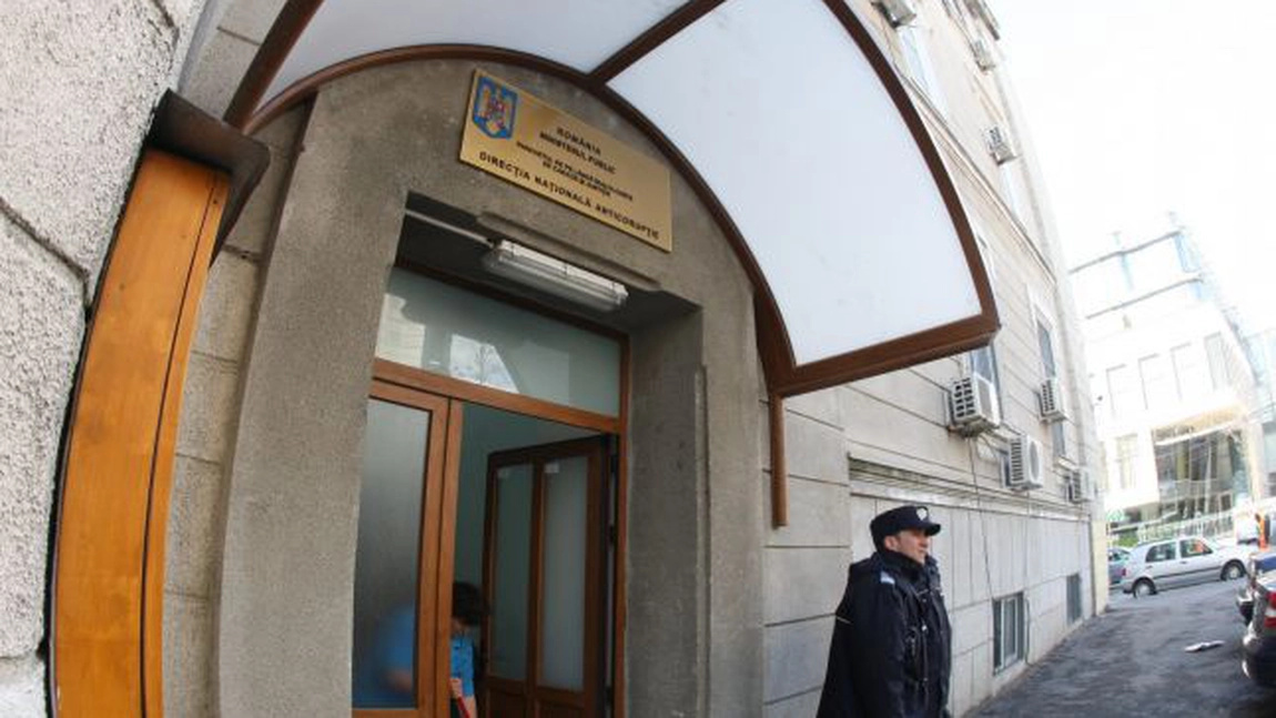 Smecheriile unui ofiter de politie din Capitala l-au adus in atentia procurorilor DNA. Cerea 