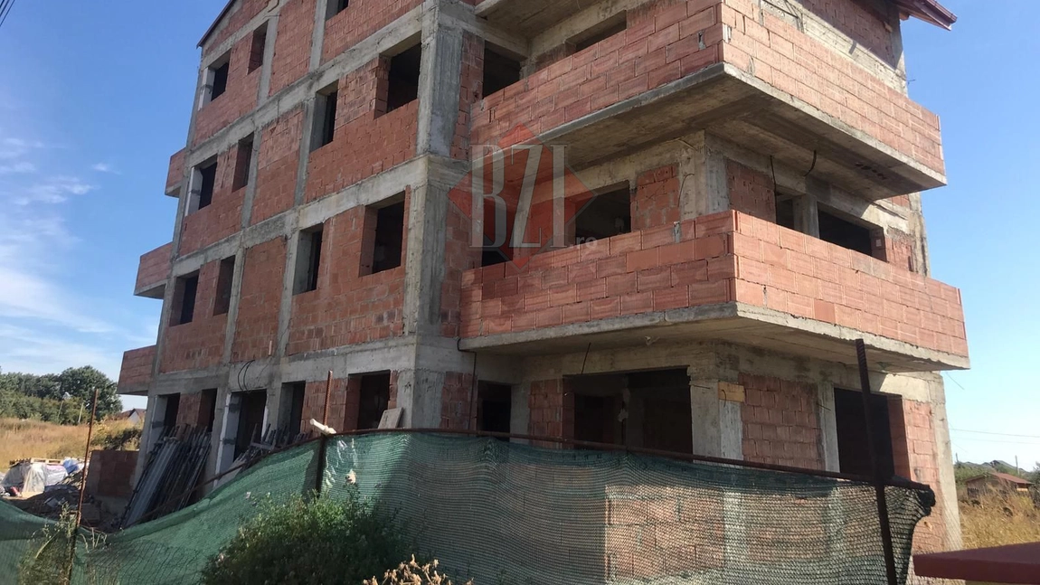 EXCLUSIV! Raiul milionarilor din Iasi, distrus de un afacerist german! Un bloc hidos a fost construit peste case. Primarul a fost amendat in timpul controlului/ FOTO