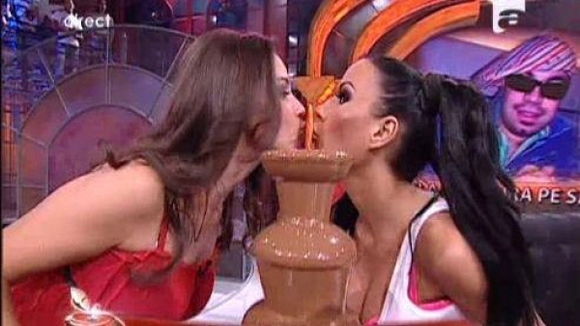 Un show... pacatos de-a dreptul! Daniela Crudu si Iuliana Luciu s-au SARUTAT LASCIV - FOTO
