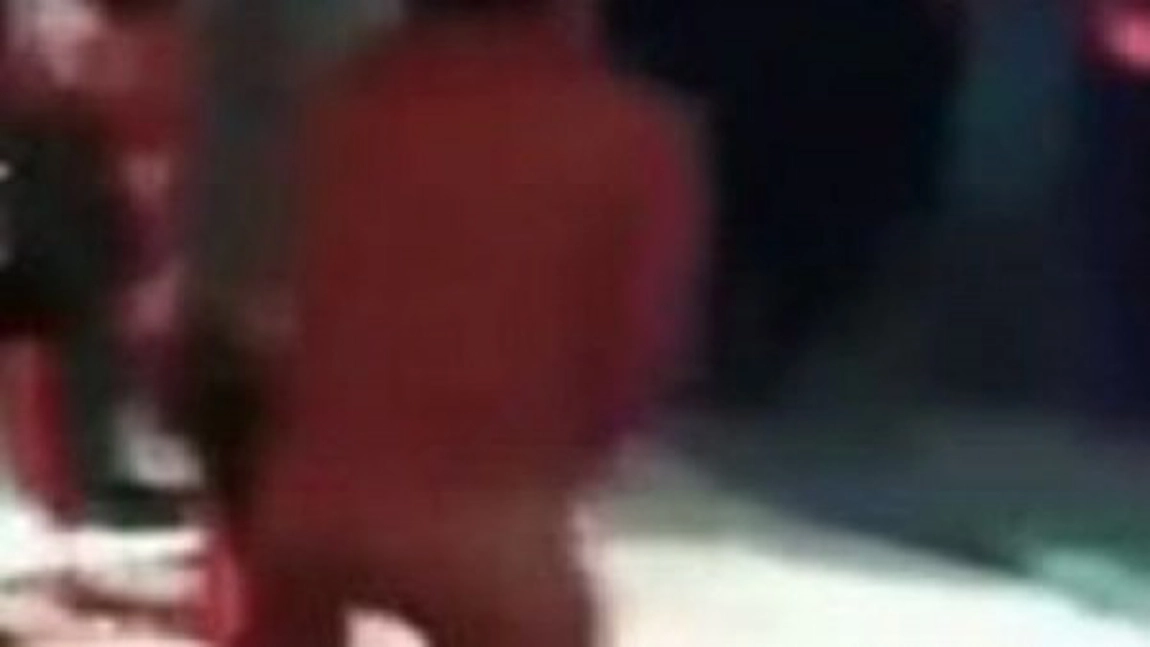 Nebunie maxima: S-a dezbracat la balul de absolvire si a inceput sa danseze gol pusca - VIDEO NECENZURAT