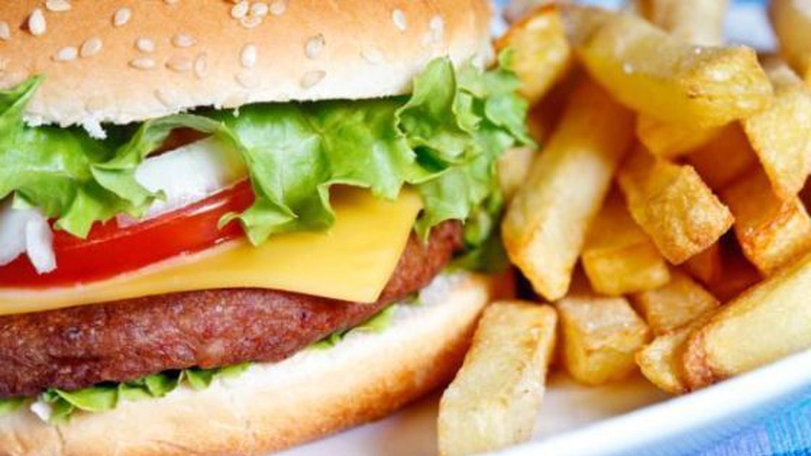 Mancarea fast-food consumata in timpul sarcinii este la fel de daunatoare pentru fat ca si FUMATUL

