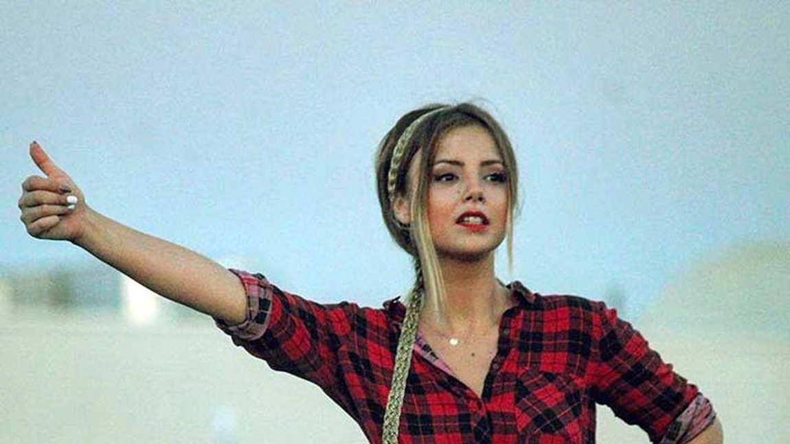 Sexy dadaca din Targu Jiu are cu ce se lauda! Cu siguranta ai vazut-o si tu pe internet. Intra sa vezi imagini INCENDIARE - FOTO