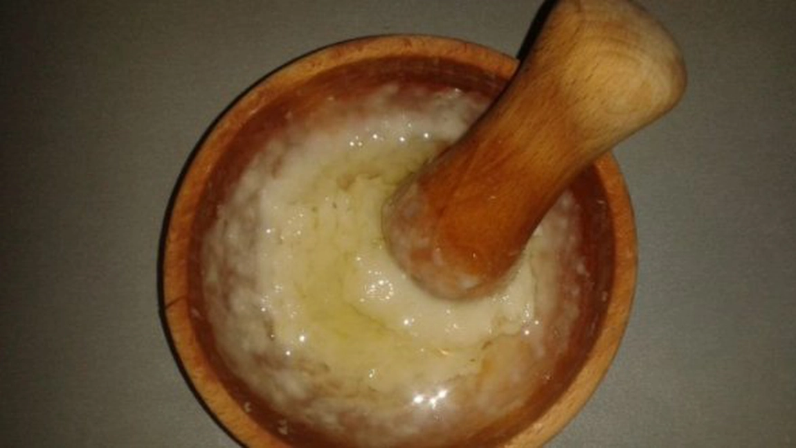 Greseala pe care o face toata lumea cand prepara MUJDEIUL de usturoi! NU mai pune ingredientul ASTA