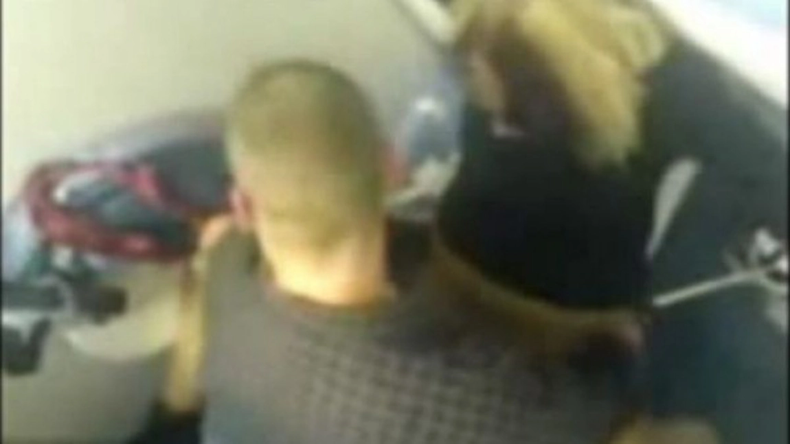 Au luat o pauza de la shopping pentru o partida de sex in toaleta mall-ului - VIDEO 18+
