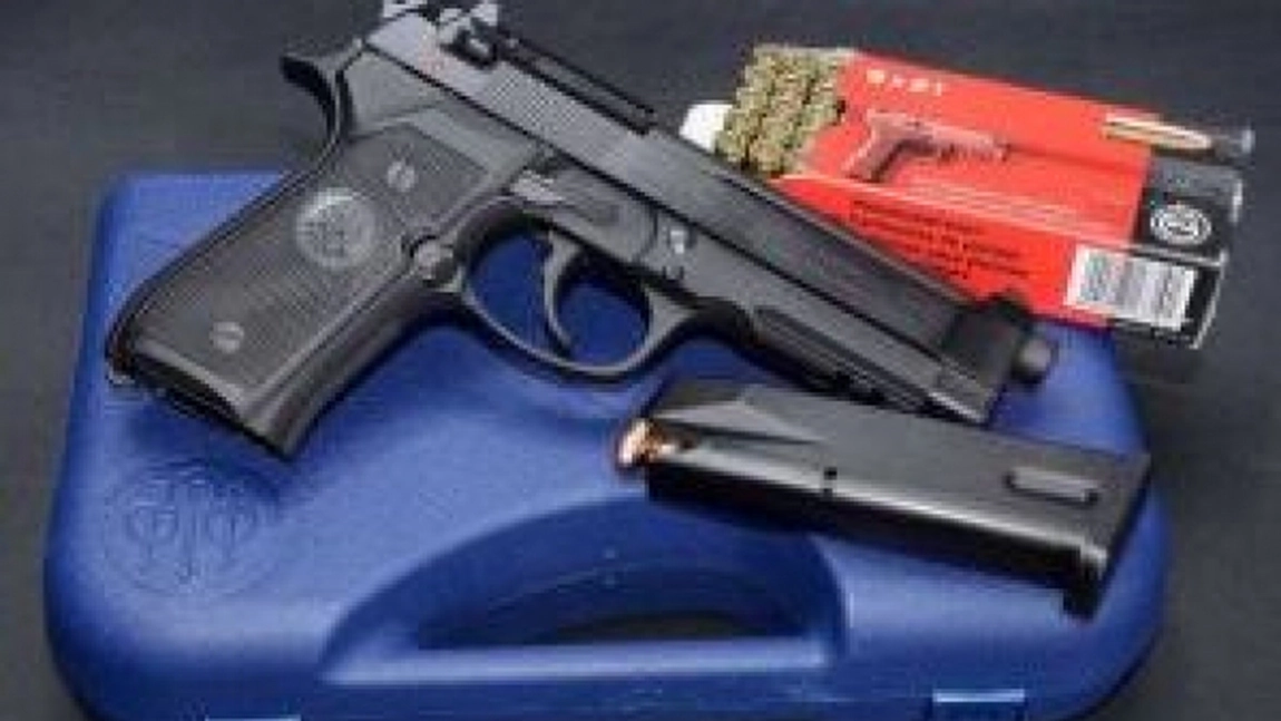 Cum sa-ti cumperi de pe internet o arma AK 47 sau un pistol Beretta
