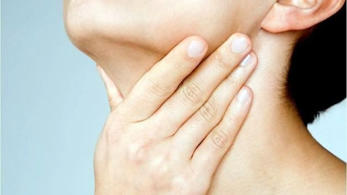 Ai gatul inflamat? 8 remedii naturiste pentru durerile de gat